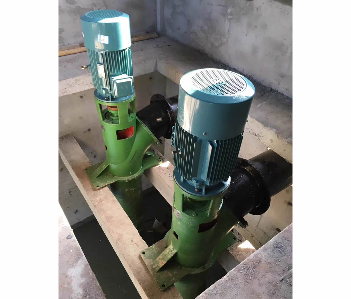 上海300ZB-4B軸流泵機(jī)組安裝現(xiàn)場